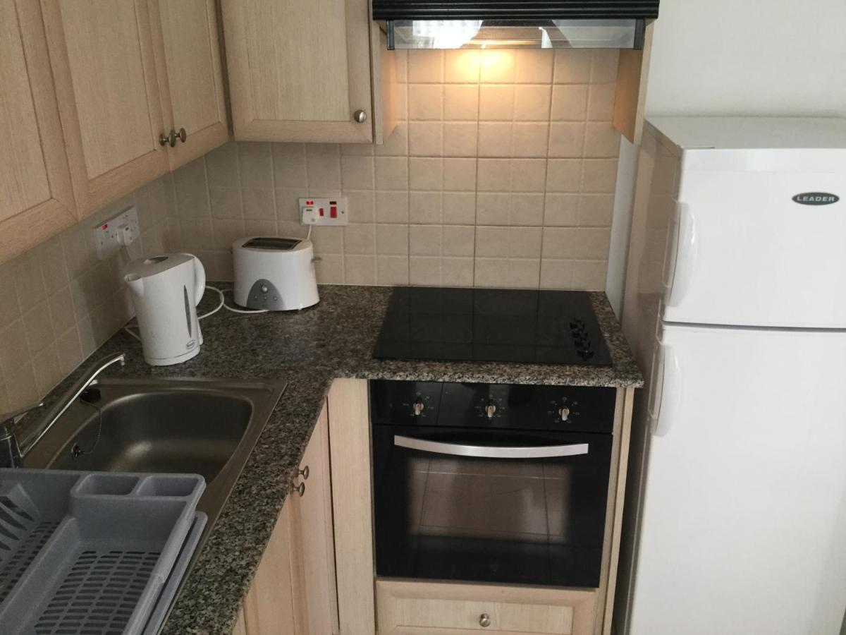 Poolside 2 Bedroom Apt, Paphos Riviera, Universal Area 外观 照片